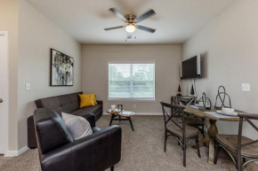 Cozy & Chic Apartment with Full Amenities!
